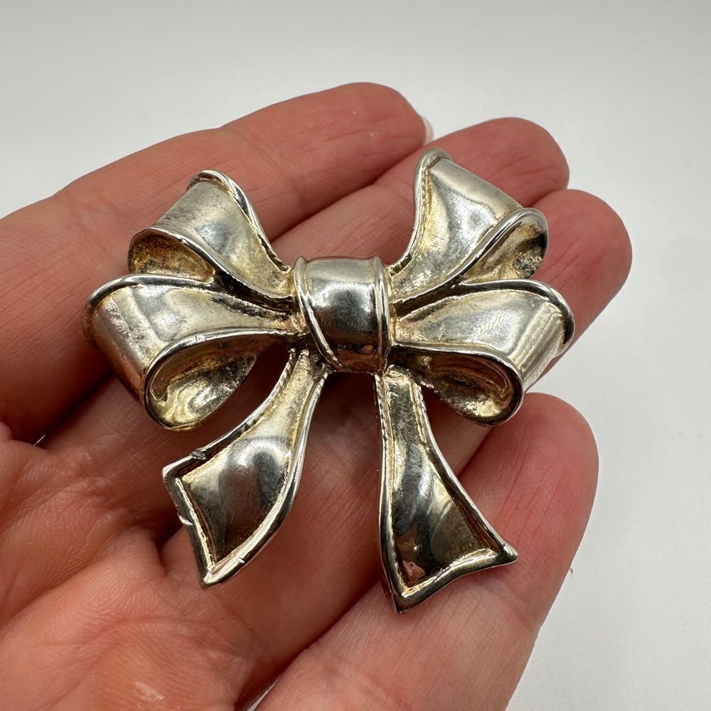 Stunning Silver plated‎ bow pin/brooch!